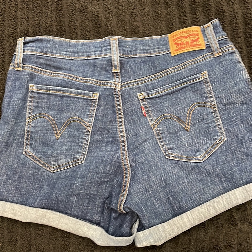 LEVI’S DENIM SHORTS